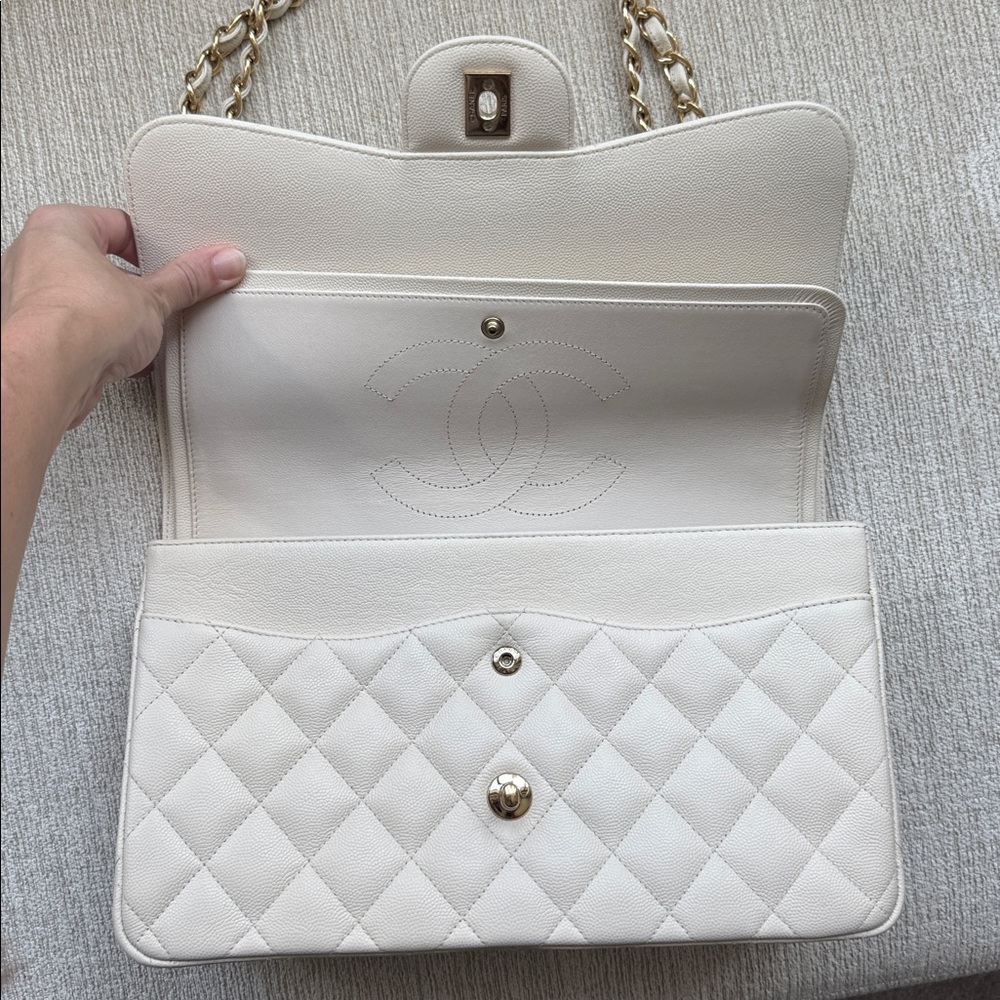 CHANEL authentic classic flap bag in white with gold hardware, size jumbo - Picture 3 of 16